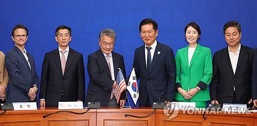 조셉 윤 주한미국대사대리와 기념촬영하는 정청래 대표(서울=연합뉴스) 박동주 기자 = 더불어민주당 정청래 대표가 5일 서울 여의도 국회에서 조셉 윤 주한 미국대사대리를 만나 기념촬영하고 있다. 2025.9.5 pdj6635@yna.co.kr