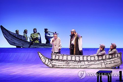 다른 배를 탄 옥영과 최척(서울=연합뉴스) 진연수 기자 = 5일 오후 서울 종로구 세종문화회관에서 열린 서울시극단의 연극 '퉁소소리' 프레스콜에서 배우들이 시연하고 있다. 2025.9.5 jin90@yna.co.kr