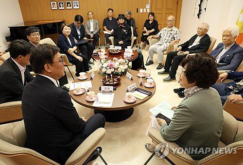 최휘영 장관, 대한민국예술원 회장단 간담회(서울=연합뉴스) 최휘영 문화체육관광부 장관이 5일 서울 서초구 대한민국예술원에서 신수정 대한민국예술원 회장을 비롯한 회장단을 만나 간담회를 갖고 있다. 2025.9.5 [문화체육관광부 제공. 재판매 및 DB 금지] photo@yna.co.kr