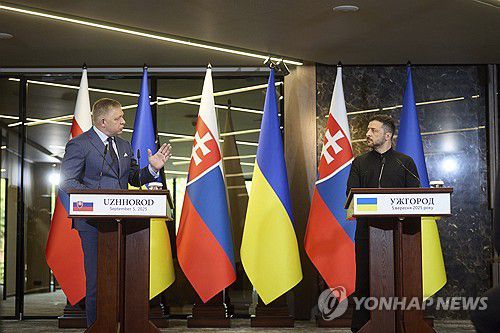 5일 피초 총리와 기자회견 하는 젤렌스키 대통령[AP 연합뉴스 자료사진 재판매 및 DB 금지]