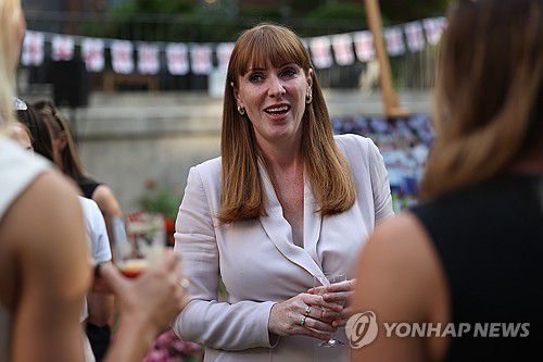 올해 7월 레이너 부총리[EPA 연합뉴스 자료사진 재판매 및 DB 금지]