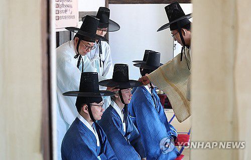 갓 쓰고 어른 됐어요(경산=연합뉴스) 윤관식 기자 = 지난 5월 14일 경북 경산시 영남대학교 민속촌 구계서원에서 열린 관례·계례 행사에서 외국인 유학생들이 한국 전통 성년식을 치르고 있다. 2025.9.6 psik@yna.co.kr