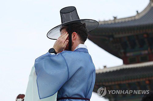 '더워도 멋있으니까'(서울=연합뉴스) 서대연 기자 = 한국 문화 열풍이 이어지고 있는 가운데 지난달 31일 서울 종로구 경복궁에서 갓을 쓰고 한복을 입은 관광객이 땀을 닦고 있다. 2025.9.6 dwise@yna.co.kr