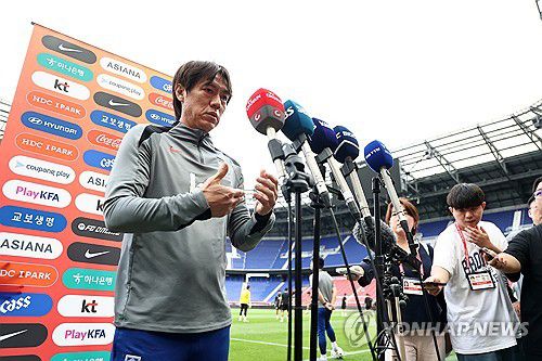 기자회견하는 홍명보 감독(해리슨[미국 뉴저지주]=연합뉴스) 윤동진 기자 = 한국 축구 국가대표팀 홍명보 감독이 5일(현지시간) 미국 뉴저지주 해리슨 스포츠일러스트레이티드 스타디움에서 열린 기자회견에서 취재진 질문에 답하고 있다. 2025.9.6 mon@yna.co.kr