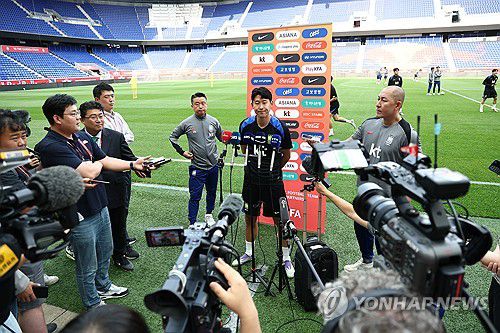 기자회견하는 손흥민(해리슨[미국 뉴저지주]=연합뉴스) 윤동진 기자 = 한국 축구 국가대표 손흥민이 5일(현지시간) 미국 뉴저지주 해리슨 스포츠일러스트레이티드 스타디움에서 열린 기자회견에서 취재진 질문에 답하고 있다. 2025.9.6 mon@yna.co.kr