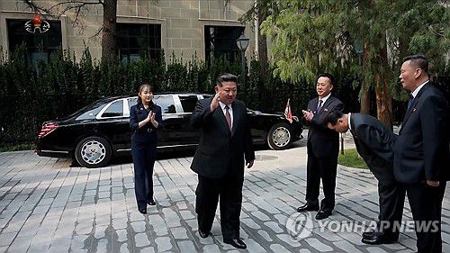 딸 주애와 중국주재 북한 대사관 방문한 김정은(서울=연합뉴스) 북한 조선중앙TV는 6일 김정은 국무위원장의 지난 2~4일 중국 방문을 담은 기록영화를 방영했다. 딸 주애와 함께 중국 주재 북한대사관을 방문한 김 위원장이 대사관 직원들과 인사를 나누고 있다. [조선중앙TV 화면] 2025.9.6      [국내에서만 사용가능. 재배포 금지. For Use Only in the Republic of Korea. No Redistribution] nkphoto@yna.co.kr