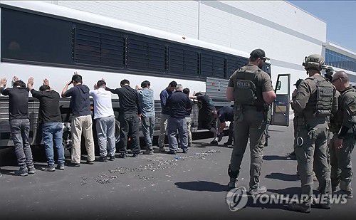 양손과 다리에 체인 묶는 단속요원들(서울=연합뉴스) 미국 이민 단속 당국이 홈페이지를 통해 지난 4일(현지시간) 조지아주 현대차그룹-LG에너지솔루션의 합작 배터리 공장 건설현장에서 벌인 불법체류·고용 단속 현장 영상을 홈페이지를 통해 공개했다. 2025.9.6 [ICE 홈페이지 영상 캡쳐. 재판매 및 DB 금지] photo@yna.co.kr