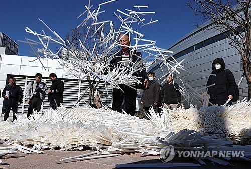 종이 빨대 제조업체 대표들이 2023년 11월 13일 오후 세종시 정부세종청사 환경부 앞에서 집회를 열고 '플라스틱 사용 규제의 계도기간 무기한 연기 철회와 국내 종이 빨대 제조·판매 업체 생존권 대책' 마련을 촉구하고 있다. [연합뉴스 자료사진]