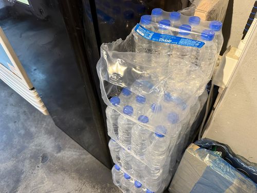 정수기 대신 손님에게 내어주는 생수[촬영 박영서]