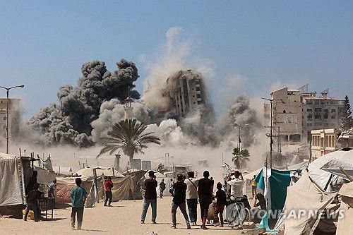 가자시티 대피령 이후 이스라엘이 건물 파괴시키는 모습[AFP=연합뉴스 자료사진. 재판매 및 DB 금지]