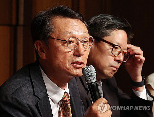 키아프·프리즈 공동기자회견 개최지난달 19일 서울 중구 신라호텔에서 열린 미술 전시 키아프 서울·프리즈 서울 공동기자회견에서 이성훈 한국화랑협회장이 질문에 답하고 있다. 오른쪽은 패트릭 리 프리즈 서울 대표. [연합뉴스 자료사진]