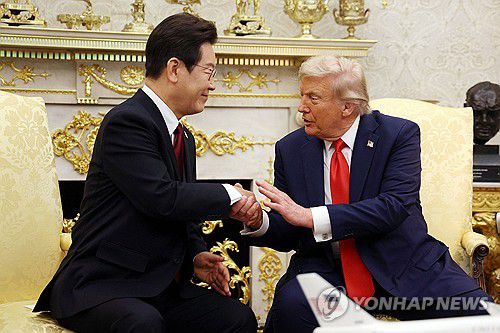 한미 맞잡은 손(워싱턴=연합뉴스) 한상균 기자 = 이재명 대통령과 도널드 트럼프 미국 대통령이 25일(현지시간) 미국 워싱턴DC 백악관에서 정상회담을 하며 악수하고 있다. 2025.8.26 xyz@yna.co.kr