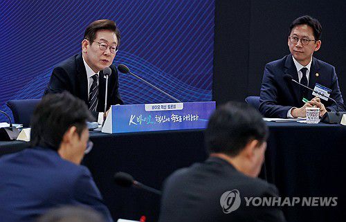 발언하는 이재명 대통령(인천=연합뉴스) 한상균 기자 = 이재명 대통령이 5일 인천 송도 컨벤시아에서 열린 바이오 혁신 토론회에서 발언하고 있다.     오른쪽은 배경훈 과학기술정보통신부 장관. 2025.9.5 xyz@yna.co.kr