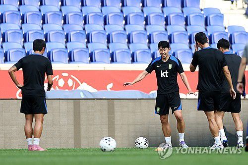훈련하는 손흥민(해리슨[미국 뉴저지주]=연합뉴스) 윤동진 기자 = 한국 축구 국가대표 손흥민을 비롯한 선수들이 5일(현지시간) 미국 뉴저지주 해리슨 스포츠일러스트레이티드 스타디움에서 열린 공식 훈련에 집중하고 있다. 2025.9.6 mon@yna.co.kr