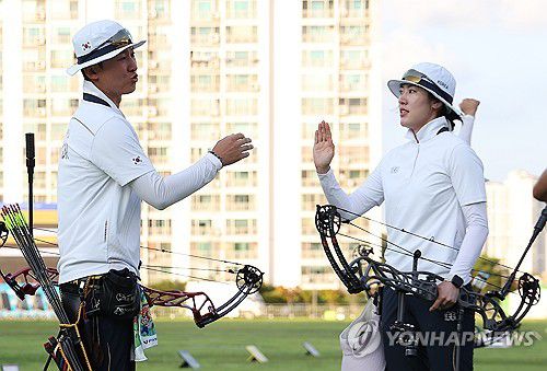 '아쉬워라'(광주=연합뉴스) 김성민 기자 = 6일 광주 남구 광주국제양궁장에서 열린 2025 세계양궁선수권대회 컴파운드 혼성 단체 8강에서 패배한 김종호와 소채원이 하이파이브하고 있다. 2025.9.6 ksm7976@yna.co.kr