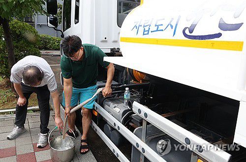 폭우로 아파트 단수…비상 급수(군산=연합뉴스) 나보배 기자 = 밤사이 시간당 150㎜ 이상의 강한 비가 내린 7일 오전, 전북 군산시 문화동의 한 아파트가 단수돼 주민들이 급수차에서 물을 받고 있다. 2025.9.7 warm@yna.co.kr