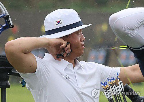 우중 경기 나선 최은규(광주=연합뉴스) 김성민 기자 = 7일 광주 남구 광주국제양궁장에서 열린 2025 세계양궁선수권대회 컴파운드 남자 개인 96강에서 최은규가 화살을 쏘고 있다. 2025.9.7 ksm7976@yna.co.kr