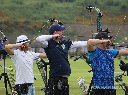 우중 경기 나선 최은규(광주=연합뉴스) 김성민 기자 = 7일 광주 남구 광주국제양궁장에서 열린 2025 세계양궁선수권대회 컴파운드 남자 개인 96강에서 최은규(왼쪽)가 화살을 쏘고 있다. 2025.9.7 ksm7976@yna.co.kr