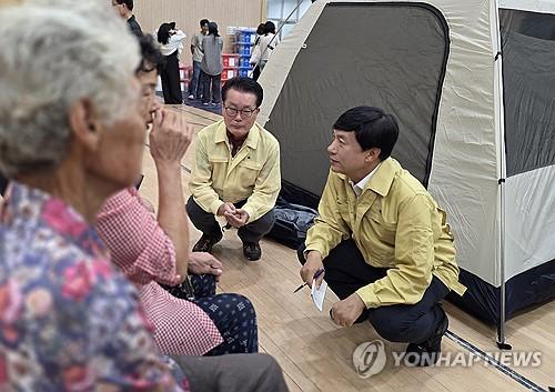 호우 피해 주민 만난 민주당 이성윤 의원(전주=연합뉴스) 전북지역에 비 피해가 집중된 7일 더불어민주당 이성윤(전주 을) 의원(오른쪽)이 전주시 덕진구 용소중학교에서 주민 대피령에 따라 대피한 주민들의 고충을 듣고 있다. 2025.9.7 [이성윤 의원실 제공.  재판매 및 DB 금지] doo@yna.co.kr