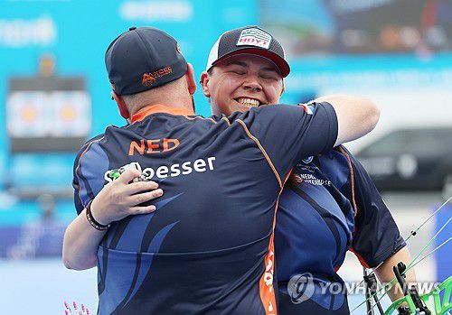 기뻐하는 네덜란드 혼성 대표팀(광주=연합뉴스) 김성민 기자 = 7일 광주 동구 국립아시아문화전당 5·18민주광장에서 열린 2025 세계양궁선수권대회 컴파운드 혼성 단체 결승에서 네덜란드 대표팀 마이크 스로에서르(왼쪽)와 산네 드 라트가 포옹하고 있다. 2025.9.7 ksm7976@yna.co.kr