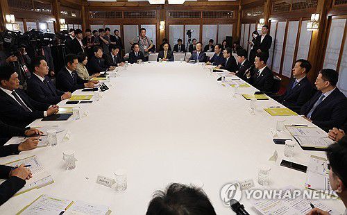 고위당정협의회, 발언하는 김민석 국무총리(서울=연합뉴스) 이정훈 기자 = 김민석 국무총리가 7일 서울 종로구 총리공관에서 열린 고위당정협의회에서 발언하고 있다. 2025.9.7 uwg806@yna.co.kr