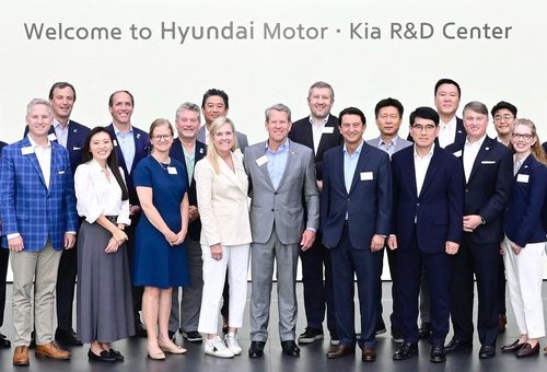 현대차·기아 연구개발(R&D) 센터 관계자들과 기념촬영(서울=연합뉴스) 홍수정(앞줄 왼쪽서 2번째) 의원이 미국 조지아주를 방문한 현대차·기아 연구개발(R&D) 센터 관계자들과 기념촬영을 하고 있다. [본인 제공]