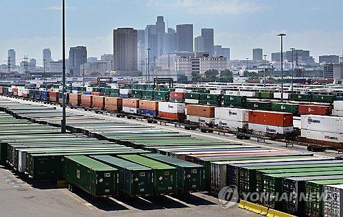미국 LA의 'LATC-유니언 퍼시픽 로스앤젤레스 교통센터'에 적치된 운송 컨테이너. [AFP 연합뉴스 자료사진. 재배부 및 DB 금지]