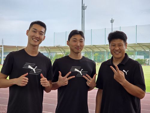도쿄 세계선수권 준비하는 우상혁, 유규민, 김도균 감독(진천=연합뉴스) 하남직 기자 = 도쿄 세계육상선수권을 앞두고 훈련 중인 우상혁(왼쪽)과 유규민(가운데), 김도균 감독이 8일 진천선수촌에서 연합뉴스와 인터뷰하고 있다.