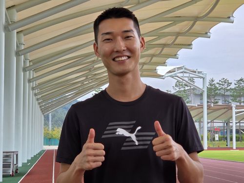 인터뷰하는 우상혁(진천=연합뉴스) 하남직 기자 = 도쿄 세계육상선수권을 앞두고 훈련 중인 우상혁이 8일 진천선수촌에서 연합뉴스와 인터뷰하고 있다.