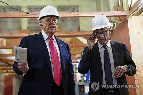 트럼프, FOMC 앞둔 연준 이례적 방문…"금리 낮춰 달라" 또 압박