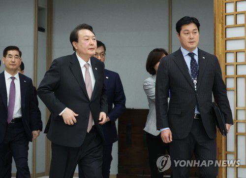 윤석열 전 대통령과 김승희 전 대통령실 의전비서관(오른쪽)[연합뉴스 자료사진]