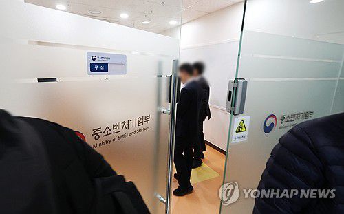 검찰, 문 전 대통령 사위 채용 특혜 의혹 관련 중기부 압수수색(세종=연합뉴스) 김주형 기자 = 검찰이 문재인 전 대통령의 사위였던 서모씨의 '타이이스타젯 채용 특혜 의혹'과 관련해 압수수색에 나선 13일 세종시 정부세종청사 중소벤처기업부에서 자료를 살펴보고 있다. 전주지검 형사3부는 중소벤처기업부, 중소벤처기업진흥공단(중진공), 인사혁신처에 검사와 수사관을 보내 사건과 관련한 증거를 확보 중이라고 밝혔다. 2023.11.13 kjhpress@yna.co.kr