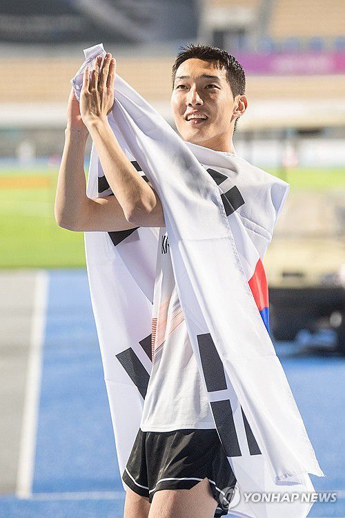 우상혁, 아시아육상 정상에 우뚝(구미=연합뉴스) '스마일 점퍼' 우상혁(29·용인시청)이 지난 29일 경북 구미시민운동장에서 열린 2025 아시아육상경기선수권대회 남자 높이뛰기 결선에서 2ｍ29를 넘어 정상에 오른 뒤 기뻐하고 있다. 우상혁은 이날 2023년 방콕 대회(2ｍ28)에 이은 2연패를 달성했고 2017년 인도 부바네스와르 대회(2ｍ30)를 포함해 아시아선수권 개인 통산 3번째 우승을 차지했다. 2025.5.30 [구미시 제공. 재판매 및 DB 금지] mtkht@yna.co.kr