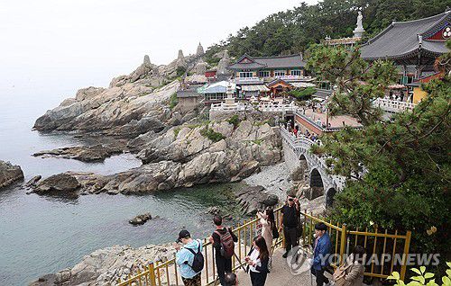 부산 인기 명소 해동용궁사 찾은 관광객들[연합뉴스 자료사진]