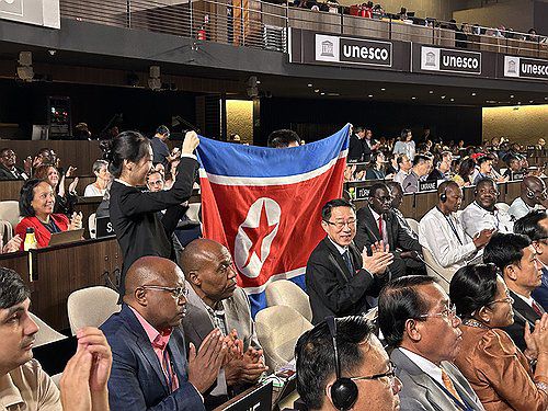 인공기 펼쳐 든 북한 대표단(파리=연합뉴스) 김예나 기자 = 13일(현지시간) 프랑스 파리 유네스코 본부에서 열린 제47차 세계유산위원회에서 북한의 '금강산'이 세계유산으로 등재되자 북한 대표단 관계자들이 북한 인공기를 들며 기뻐하고 있다. 2025.7.13 yes@yna.co.kr