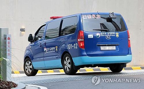 특검 향하는 건진법사 전성배 씨 탑승 호송차(서울=연합뉴스) 김인철 기자 = 건진법사 전성배 씨가 탑승한 호송차가 31일 김건희 여사 관련 의혹들을 수사하는 민중기 특별검사팀 사무실이 마련된 서울 종로구 KT광화문빌딩으로 들어가고 있다. 2025.8.25 yatoya@yna.co.kr