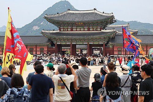 주말 맞아 붐비는 경복궁(서울=연합뉴스) 서대연 기자 = 한국 문화 열풍이 이어지고 있는 가운데 31일 서울 종로구 경복궁이 수문장 교대의식을 구경하는 내외국인 관광객으로 붐비고 있다. 2025.8.31 dwise@yna.co.kr