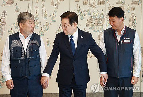 양대노총 위원장 만난 이재명 대통령(서울=연합뉴스) 홍해인 기자 = 이재명 대통령이 4일 서울 용산 대통령실 청사에서 열린 양대노총 위원장과의 오찬 간담회에 참석해 김동명 한국노총 위원장(왼쪽), 양경수 민주노총 위원장과 기념촬영을 하며 손을 잡고 있다. 2025.9.4 hihong@yna.co.kr