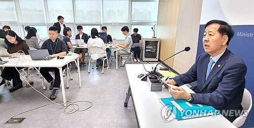 기자 간담회 하는 구윤철 경제부총리(세종=연합뉴스) 배재만 기자 = 구윤철 부총리 겸 기획재정부 장관이 8일 정부세종청사 기재부 기자실에서 기자 간담회를 열고 있다. 2025.9.8 scoop@yna.co.kr