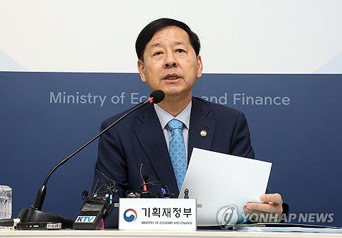 구윤철 경제부총리, 기자 간담회(세종=연합뉴스) 배재만 기자 = 구윤철 부총리 겸 기획재정부 장관이 8일 정부세종청사 기재부 기자실에서 기자 간담회를 열고 있다. 2025.9.8 scoop@yna.co.kr