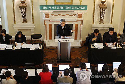 국가유산청, 신임 청장 취임 언론간담회 개최(서울=연합뉴스) 이재희 기자 = 허민 국가유산청장이 8일 서울 중구 덕수궁 석조전에서 열린 취임 언론간담회에서 국가유산 정책을 발표하고 있다. 2025.9.8 scape@yna.co.kr