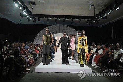 지난 7월 나이지리아 라고스에서 열린 패션쇼[AP 연합뉴스 자료사진. 재판매 및 DB 금지]