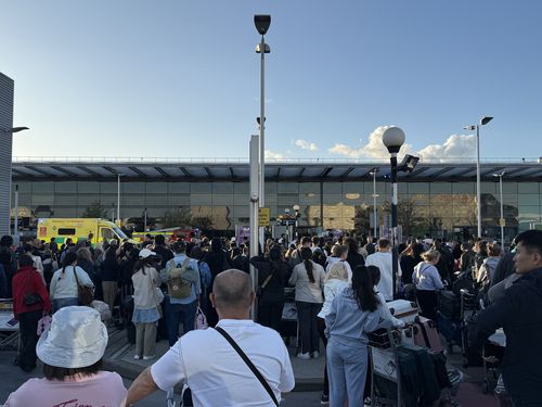 히스로 공항 일부 폐쇄 후 대피 중인 승객들(런던=연합뉴스) 한지은 기자 = 8일(현지시간) 오후 영국 런던 히스로 공항 밖으로 대피한 승객들이 대기하고 있다. 2025.9.9