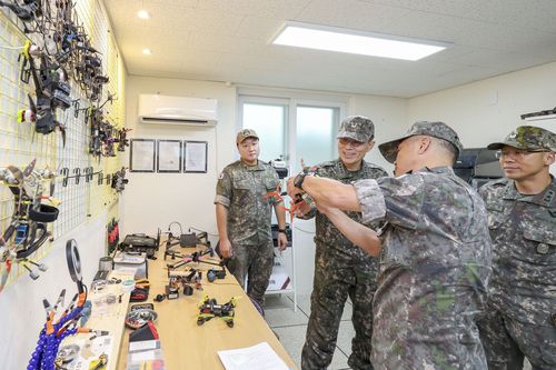 드론 직접 운용해보는 김규하 육군참모총장[육군 제공. 재판매 및 DB 금지]