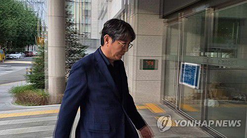 주식 차명거래 의혹을 받는 무소속 이춘석 의원이 8월 14일 서울경찰청 금융범죄수사대에 조사 받기 위해 광역수사단 마포청사로 출석하고 있다. [연합뉴스TV 제공. 재판매 및 DB 금지]