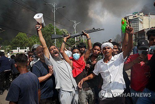 네팔 카트만두 시위대[로이터 연합뉴스. 재판매 및 DB 금지]