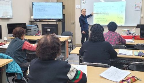 문해학교 수업 모습[충주시 제공. 재판매 및 DB 금지]