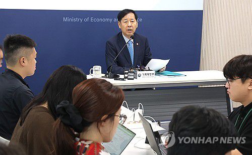 구윤철 부총리 겸 기획재정부 장관, 기자 간담회(세종=연합뉴스) 배재만 기자 = 구윤철 부총리 겸 기획재정부 장관이 8일 정부세종청사 기재부 기자실에서 기자 간담회를 열고 있다. 2025.9.8 scoop@yna.co.kr