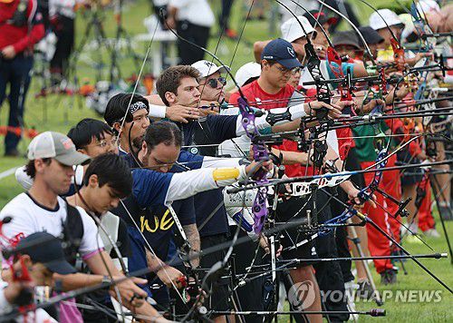 시작된 리커브 예선(광주=연합뉴스) 김성민 기자 = 9일 광주 남구 광주국제양궁장에서 열린 2025 세계양궁선수권대회 리커브 개인전 예선에서 각국 선수들이 화살을 쏘고 있다. 2025.9.9 ksm7976@yna.co.kr