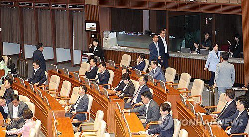 퇴장하는 일부 의원들(서울=연합뉴스) 박동주 기자 = 9일 서울 여의도 국회 본회의에서 더불어민주당 정청래 대표의 교섭단체 대표 연설 도중 일부 국민의힘 의원들이 밖으로 나서고 있다. 2025.9.9 pdj6635@yna.co.kr